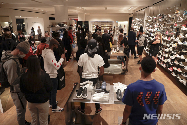 런던 샐프리지 백화점 손님들 