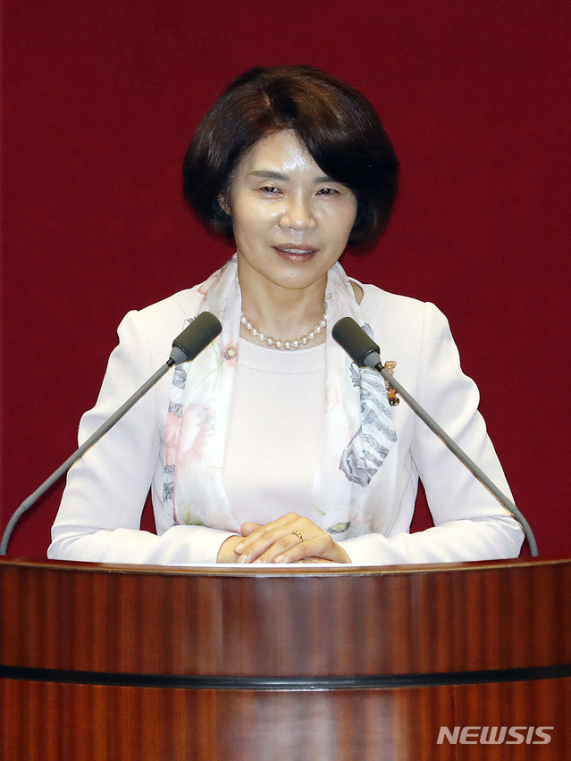 [서울=뉴시스] 최동준 기자 = 한정애 국회 보건복지위원장이 15일 서울 여의도 국회에서 열린 본회의에서 당선 인사를 하고 있다. 2020.06.15. photocdj@newsis.com