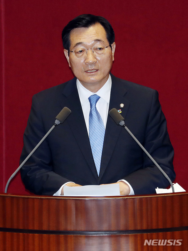 [서울=뉴시스] 최동준 기자 = 민홍철 국회 국방위원장이 15일 서울 여의도 국회에서 열린 본회의에서 당선 인사를 하고 있다. 2020.06.15. photocdj@newsis.com