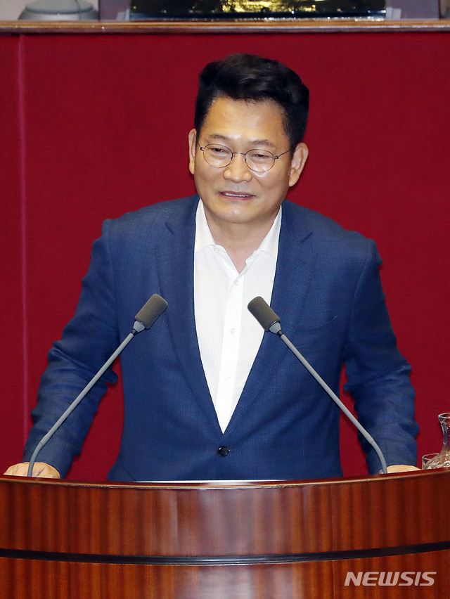 [서울=뉴시스] 최동준 기자 = 송영길 국회 외교통일위원장이 15일 서울 여의도 국회에서 열린 본회의에서 당선 인사를 하고 있다. 2020.06.15. photocdj@newsis.com