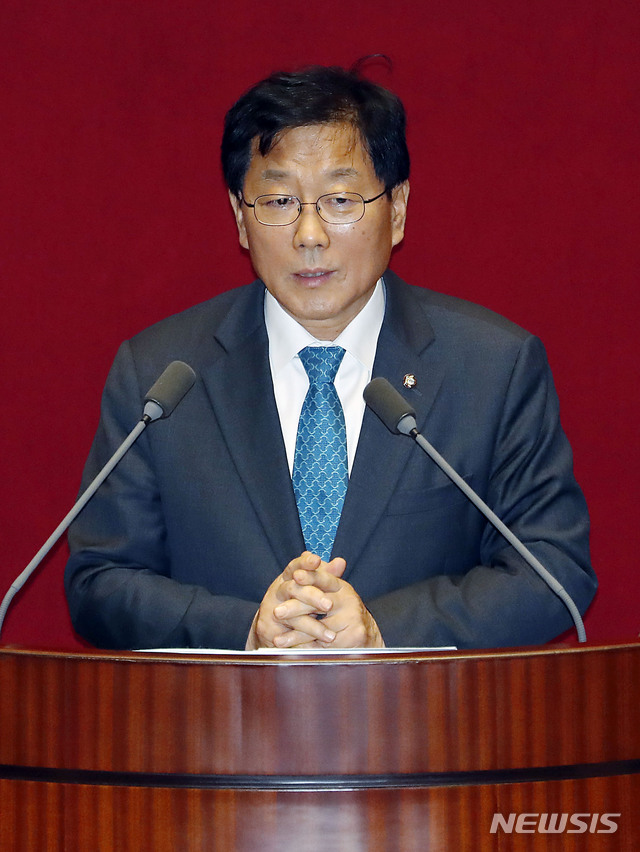 [서울=뉴시스] 최동준 기자 = 윤후덕 국회 기획재정위원장이 15일 서울 여의도 국회에서 열린 본회의에서 당선 인사를 하고 있다. 2020.06.15. photocdj@newsis.com