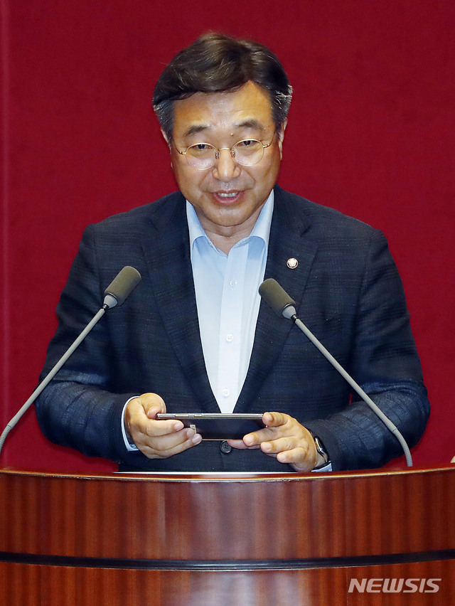 [서울=뉴시스] 최동준 기자 = 윤호중 국회 법제사법위원장이 15일 서울 여의도 국회에서 열린 본회의에서 당선 인사를 하고 있다. 2020.06.15.&nbsp; photocdj@newsis.com