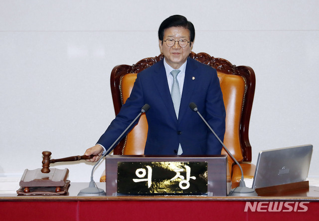 [서울=뉴시스] 최동준 기자 = 박병석 국회의장이 15일 서울 여의도 국회 본회장에서 열린 본회의에서 산회를 선언하며 의사봉을 두드리고 있다. 2020.06.15.&nbsp; photocdj@newsis.com