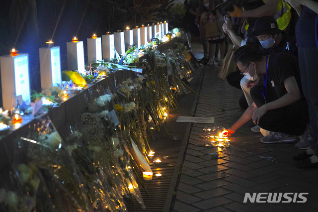 [홍콩=AP/뉴시스] 15일(현지시간) 홍콩 애드미럴티의 쇼핑몰에서 송환법에 반대하는 시위를 벌이다가 추락사한 남성의 사망 1주년을 추모하려고 모인 시민들의 모습. 2020.06.16. 