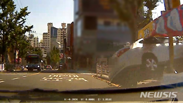 [부산=뉴시스] 충돌사고 이후 어린이보호구역(스쿨존) 인도로 돌진하는 승용차. (사진=부산경찰청 제공)