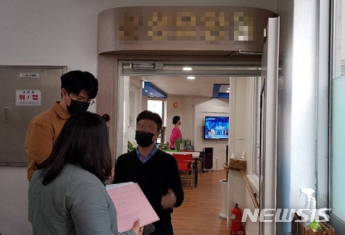 [서울=뉴시스] 서울 관악구 노인요양시설 방역수칙 점검. 사진은 기사와 무관. (사진=관악구 제공) 2020.06.16.photo@newsis.com 