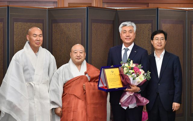 16일 대한불교조계종 총무원에서 대한불교조계종 종정 공로패를 받은 최승준 강원 정선군수. (사진=정선군청 제공)
