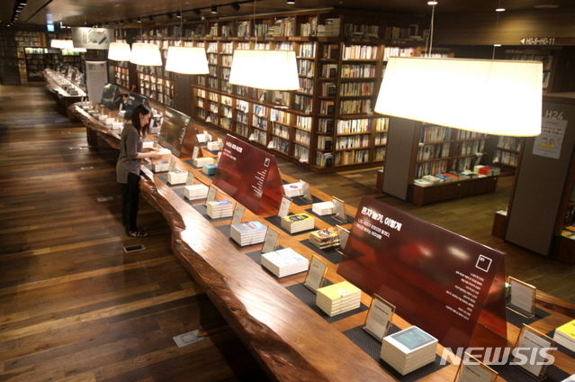 [서울=뉴시스]'100인의 테이블 100권의 이야기' 특별전시. (사진 = 교보문고 제공) 2020.06.16.photo@newsis.com