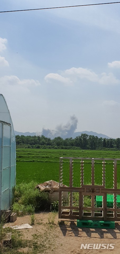 [파주=뉴시스] 이호진 기자 = 16일 북한이 개성공단 내 남북연락사무소를 폭파한 것으로 확인된 가운데 파주 대성동 자유의 마을에서도 개성공단 방향에서 폭발음이 들린 후 연기가 올라오는 모습이 목격됐다. (사진=독자 제공) photo@newsis.com