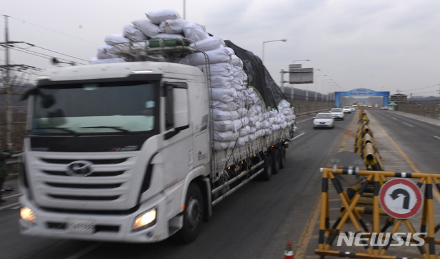 【파주=뉴시스】최진석 기자 = 정부가 북한 장거리 미사일 발사로 인해 개성공단 운영을 전면 중단한다고 발표한지 하루가 지난 11일 오후 경기 파주시 통일대교로 짐을 싣은 차량이 빠져나오고 있다.이날 북측은 조국평화통일위원회 성명을 통해 남측 개성공단 모든 자산을 전면 동결하겠다고 밝혔다. 2016.02.11. myjs@newsis.com