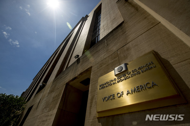 [워싱턴=AP/뉴시스] 도널드 트럼프 미국 대통령이 공영방송인 미국의소리(VOA) 해외 사무소와 라디오 방송국을 폐쇄하기로 방침을 정했다고 뉴욕타임스(NYT)가 2일(현지 시간) 보도했다. 사진은 워싱턴DC 소재 VOA 방송국. 2025.12.03. 