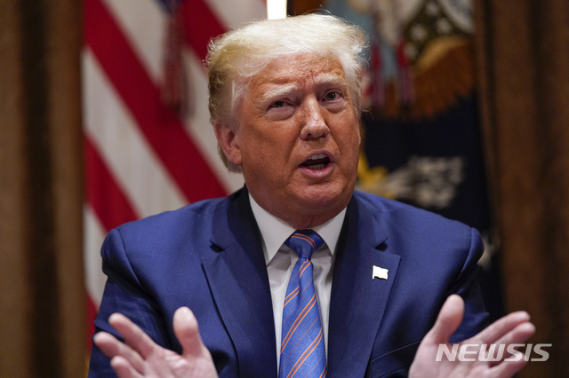 [워싱턴=AP/뉴시스]15일(현지시간) 도널드 트럼프 미국 대통령이 백악관에서 발언하고 있다. 2020.06.16.&nbsp; 