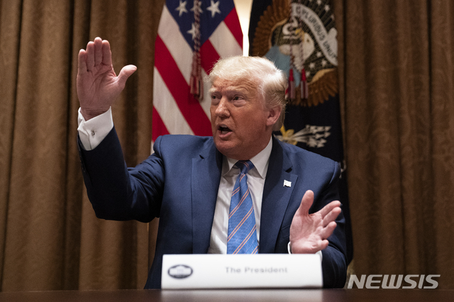 [워싱턴=AP/뉴시스]도널드 트럼프 미국 대통령이 15일(현지시간) 워싱턴 백악관 캐비닛룸 원탁회의에서 발언하고 있다. 2020.06.16. 