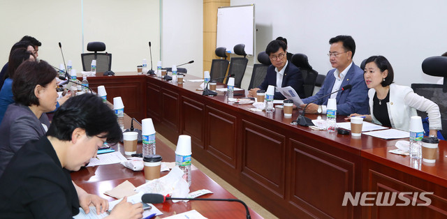 [서울=뉴시스] 장세영 기자 = 황보승희(오른쪽) 미래통합당 의원이 16일 서울 여의도 국회 의원회관에서 열린 초심만리 모임에서 발언하고 있다. 2020.06.16. photothink@newsis.com