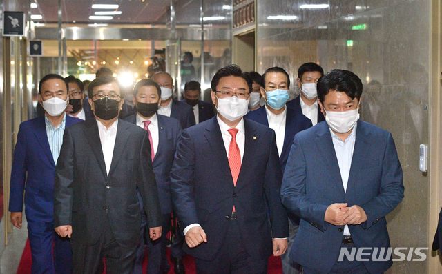 [서울=뉴시스]김선웅 기자 = 김성원 미래통합당 원내수석부대표 등 의원들이 16일 오전 서울 여의도 국회에서 상임위 배정에 대해 항의하기 위해 국회의장실로 향하고 있다. 2020.06.16.&nbsp; photo@newsis.com