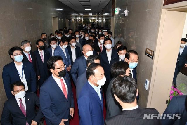 [서울=뉴시스]김선웅 기자 = 미래통합당(현 국민의힘) 의원들이 16일 오전 서울 여의도 국회에서 상임위 배정에 대해 항의하기 위해 국회의장실로 향하고 있다. 2020.06.16. photo@newsis.com