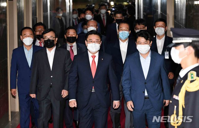 [서울=뉴시스]김선웅 기자 = 김성원 미래통합당 원내수석부대표 등 의원들이 16일 오전 서울 여의도 국회에서 상임위 배정에 대해 항의하기 위해 국회의장실로 향하고 있다. 2020.06.16.&nbsp; photo@newsis.com