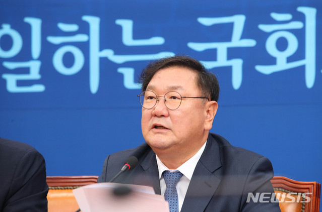 [서울=뉴시스] 장세영 기자 = 김태년 더불어민주당 원내대표가 16일 서울 여의도 국회에서 열린 더불어민주당 원내대책회의에 참석해 현안관련 발언을 하고 있다. 2020.06.16.&nbsp; photothink@newsis.com