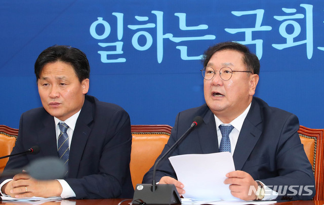 [서울=뉴시스] 장세영 기자 = 김태년 더불어민주당 원내대표가 16일 서울 여의도 국회에서 열린 더불어민주당 원내대책회의에 참석해 현안관련 발언을 하고 있다. 2020.06.16. photothink@newsis.com