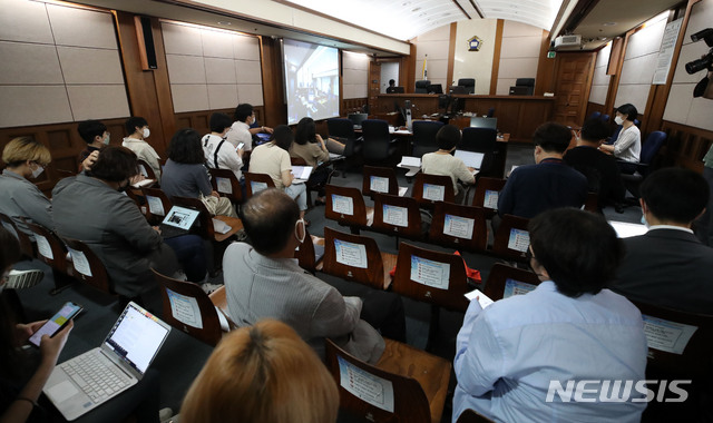 [서울=뉴시스] 고범준 기자 = '다크웹'에서 아동·청소년 성착취물 수천여개를 배포한 혐의를 받고 있는 '웰컴투비디오' 운영자 손정우 씨의 범죄인인도심사 2차 심문기일이 열린 16일 오전 서울 서초구 서울고등법원 내 중계법정에서 취재진이 재판 시작을 기다리고 있다. 2020.06.16. bjko@newsis.com