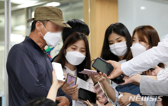 [서울=뉴시스] 고범준 기자 = '다크웹'에서 아동·청소년 성착취물 수천여개를 배포한 혐의를 받고 있는 '웰컴투비디오' 운영자 손정우 씨의 아버지가 지난 16일 오전 서울 서초구 서울고등법원에서 열린 범죄인인도심사 2차 심문기일을 마치고 취재진 질문을 받고 있다. 2020.06.16. bjko@newsis.com