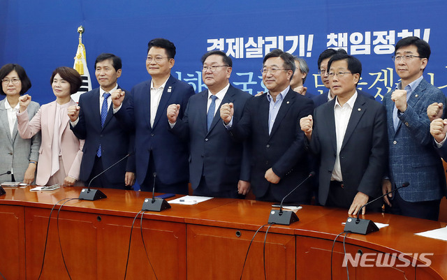 [서울=뉴시스] 최동준 기자 = 김태년 더불어민주당 원내대표를 비롯한 상임위원장-간사내정자들이 16일 서울 여의도 국회에서 열린 연석회의에서 파이팅을 외치고 있다. 2020.06.16.&nbsp; photocdj@newsis.com