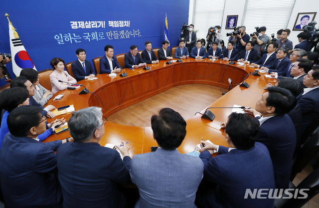 [서울=뉴시스] 최동준 기자 = 김태년 더불어민주당 원내대표가 16일 서울 여의도 국회에서 열린 상임위원장-간사내정자 연석회의에서 모두발언을 하고 있다. 2020.06.16.&nbsp; photocdj@newsis.com