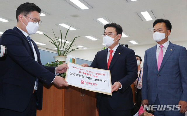 [서울=뉴시스] 장세영 기자 = 미래통합당 김성원(왼쪽 두번째부터) 원내수석부대표, 유상범 의원이 16일 서울 여의도 국회 의사과에서 박병석 국회의장의 상임위 위원 강제배정에 따른 사임계를 제출하고 있다. 2020.06.16.&nbsp; photothink@newsis.com