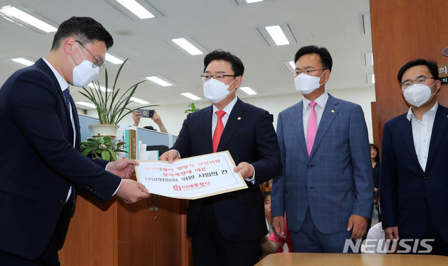 [서울=뉴시스] 장세영 기자 = 미래통합당 김성원(왼쪽 두번째부터) 원내수석부대표, 유상범 의원, 홍석준 의원이 16일 서울 여의도 국회 의사과에서 박병석 국회의장의 상임위 위원 강제배정에 따른 사임계를 제출하고 있다. 2020.06.16. photothink@newsis.com