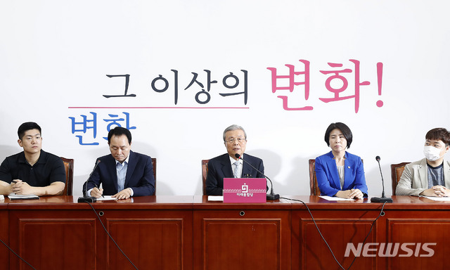 [서울=뉴시스] 최동준 기자 = 김종인 미래통합당 비상대책위원장이 16일 서울 여의도 국회에서 열린 통합당 비대위 긴급회의에 참석해 모두발언을 하고 있다. 2020.06.16.&nbsp; photocdj@newsis.com
