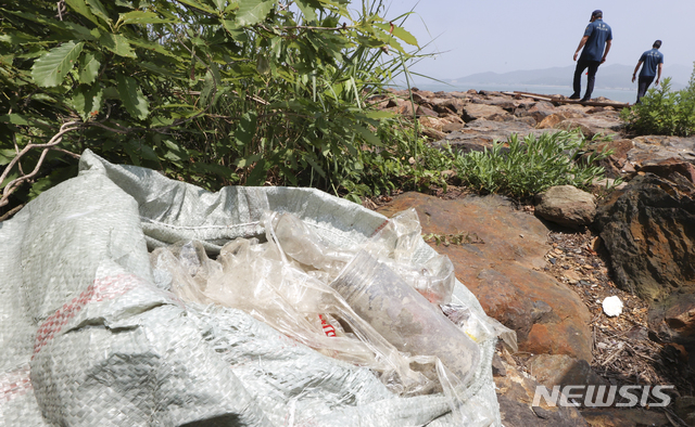 [인천=뉴시스] 최진석 기자 = 경찰이 16일 인천시 강화군 삼산면 석모리 대북전단 및 물품 살포 현장 인근에서 주변을 살펴보고 있다. 2020.06.16. myjs@newsis.com