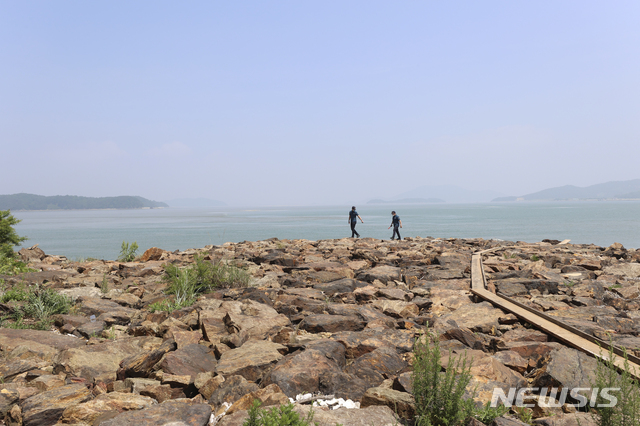 [인천=뉴시스] 최진석 기자 = 경찰이 16일 인천시 강화군 삼산면 석모리 대북전단 및 물품 살포 현장 인근에서 주변을 살펴보고 있다. 2020.06.16. myjs@newsis.com