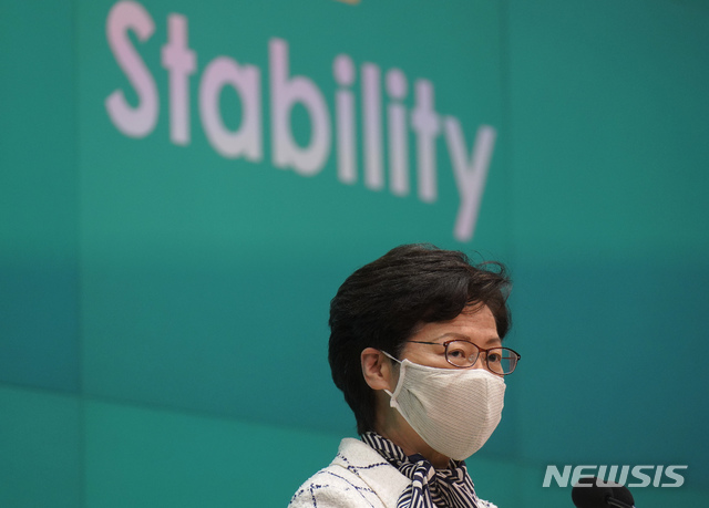 [홍콩=AP/뉴시스]캐리 람 홍콩 행정장관이 지난 16일(현지시간) 홍콩에서 열린 기자회견 중 기자들의 질문에 답하고 있다. 람 장관은 홍콩 보안법 제정과 관련해 "야당 측은 홍콩 보안법을 악마로 묘사하며 낙인찍기를 이어가고 있다"라며 “이는 법이 제정되면 자신들이 홍콩 시민들의 적이 되기 때문”이라고 말했다. 그는 대부분 홍콩 시민은 안전을 보장하는 홍콩 보안법 제정에 찬성하고 있다고도 주장했다. 2020.06.29