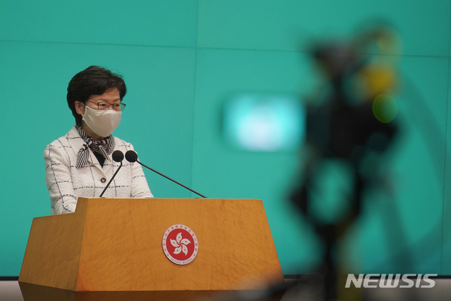 [홍콩=AP/뉴시스]캐리 람 홍콩 행정장관이 16일(현지시간) 홍콩에서 열린 기자회견 중 기자들의 질문에 답하고 있다. 람 장관은 홍콩 보안법 제정과 관련해 "야당 측은 홍콩 보안법을 악마로 묘사하며 낙인찍기를 이어가고 있다"라며 “이는 법이 제정되면 자신들이 홍콩 시민들의 적이 되기 때문”이라고 말했다. 그는 대부분 홍콩 시민은 안전을 보장하는 홍콩 보안법 제정에 찬성하고 있다고도 주장했다. 2020.06.16.