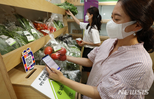 [서울=뉴시스] 이영환 기자 = 16일 오후 서울 강동구청 제2청사에 마련된 '싱싱드림 무인판매대'에서 시민들이 채소를 구매하고 있다. 무인판매대는 관내 친환경 인증농가에서 당일 생산한 농산물을 유통마진 없이 판매하며 평일 오전10시부터 오후6시까지 운영된다. 결제는 제로페이 및 현금으로 가능하다. 2020.06.16. 20hwan@newsis.com