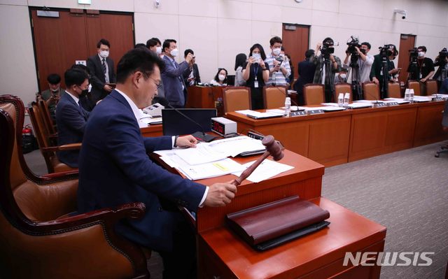 [서울=뉴시스]김선웅 기자 = 송영길 국회 외통위원장이 16일 오후 서울 여의도 국회에서 통합당 의원들이 불참한 가운데 열린 외교통상위원회 첫 전체회의에서 개의를 알리고 있다. 2020.06.16. mangusta@newsis.com