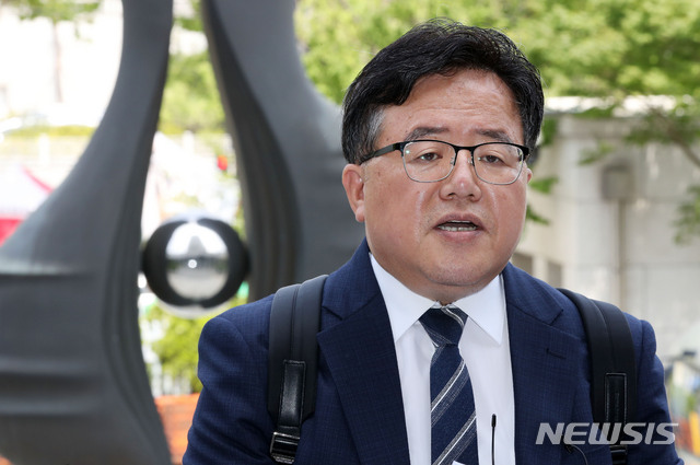 [서울=뉴시스] 고범준 기자 = 2018년 지방선거 당시 수천만원대의 뇌물을 받은 혐의로 구속심사를 받았던 송철호 시장의 전 선거대책본부장 김모씨가 수사 과정에서 위법이 있었다며 감찰 필요성을 제기한 가운데, 김씨 측의 심규명 변호사가 16일 오후 서울 서초구 대검찰청에서 '검찰 수사팀 감찰요구' 진정서 제출에 앞서 기자회견을 하고 있다. 2020.06.16. bjko@newsis.com