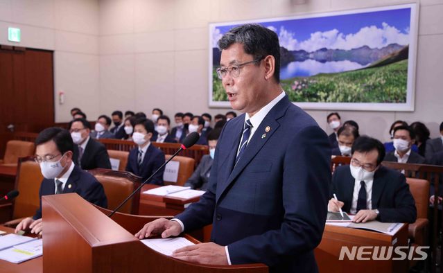 [서울=뉴시스]김선웅 기자 = 김연철 통일부 장관이 16일 오후 서울 여의도 국회에서 미래통합당 의원들이 불참한 가운데 열린 외통위 전체회의에 참석해 업무보고를 하고 있다. 2020.06.16.&nbsp; mangusta@newsis.com 