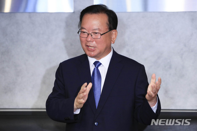 [서울=뉴시스] 박민석 기자 = 김부겸 전 더불어민주당 의원이 16일 오후 서울 여의도의 한 커피숍에서 기자회견을 열고 당 대표 출마에 대한 의견을 밝히고 있다. 2020.06.16.&nbsp; mspark@newsis.com