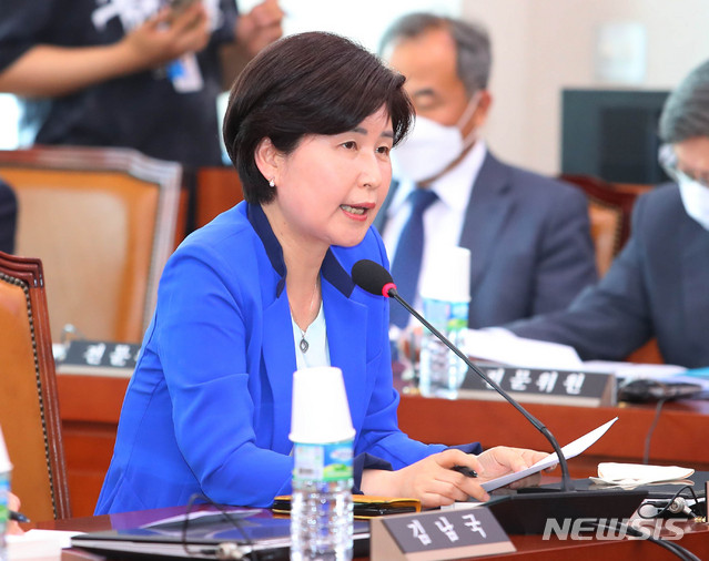 [서울=뉴시스] 장세영 기자 = 백혜련 더불어민주당 법사위 간사가 16일 서울 여의도 국회 법제사법위원회에서 열린 첫 전체회의에 참석해 인사말을 하고 있다. 2020.06.16. photothink@newsis.com