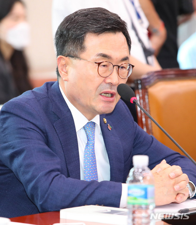 [서울=뉴시스] 장세영 기자 = 소병철 더불어민주당 의원이 16일 서울 여의도 국회 법제사법위원회에서 열린 첫 전체회의에 참석해 인사말을 하고 있다. 2020.06.16. photothink@newsis.com