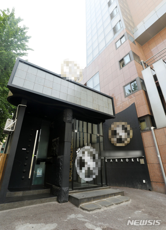 [서울=뉴시스] 박주성 기자 = 서울시가 룸살롱 등 일반유흥업소 '집합금지 명령'을 '집합제한'으로 완화한 지난 15일, 강남구 소재 한 유흥업소에서 일하는 종사자가 신종 코로나바이러스 감염증(코로나19) 확진판정을 받은 것으로 파악되어 16일 오후 유흥업소 종사자가 근무한 강남구 역삼동 한 호텔 유흥업소의 문이 닫혀 있다. 확진판정을 받은 종사자는 시의 집합금지 명령 완화 하루 전인 지난 14일 업소 개장에 앞서 청소를 하기 위해 종업원 50여명과 업소에 3시간 정도 머물렀다. 15일 업소가 개장한 날에는 출근하지 않아 손님과의 접촉은 없는 것으로 파악됐다. 2020.06.16. park7691@newsis.com