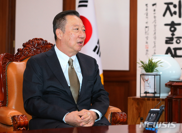 [서울=뉴시스] 이윤청 기자 = 박용만 대한상공회의소 회장이 16일 서울 여의도 국회 의장실에서 박병석 신임 국회의장을 예방해 대화하고 있다. 2020.06.16.&nbsp; photo@newsis.com