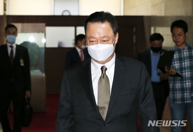 [서울=뉴시스] 이윤청 기자 = 박용만 대한상공회의소 회장이 박병석 신임 국회의장을 예방하기 위해 16일 서울 여의도 국회 의장실로 향하고 있다. 2020.06.16.&nbsp; photo@newsis.com