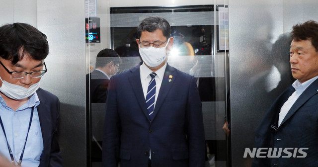 [서울=뉴시스] 장세영 기자 = 김연철 통일부 장관이 16일 서울 여의도 국회 외통위 전체회의에 참석해 개성 남북연락사무소 폭파와 관련해 “예고된 부분”이라고 말하고 회의장을 나서고 있다. 2020.06.16. photothink@newsis.com