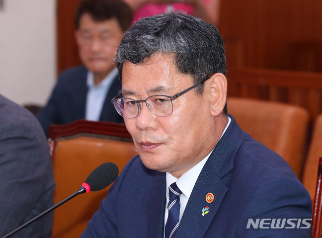 [서울=뉴시스] 장세영 기자 = 북한이 개성공단 내 남북연락사무소를 폭파한 것으로 알려진 16일 오후 서울 여의도 국회에서 열린 외교통일위원회 전체회의에 참석한 김연철 통일부 장관이 굳은 표정으로 의원 질의에 답하고 있다. 2020.06.16. photothink@newsis.com