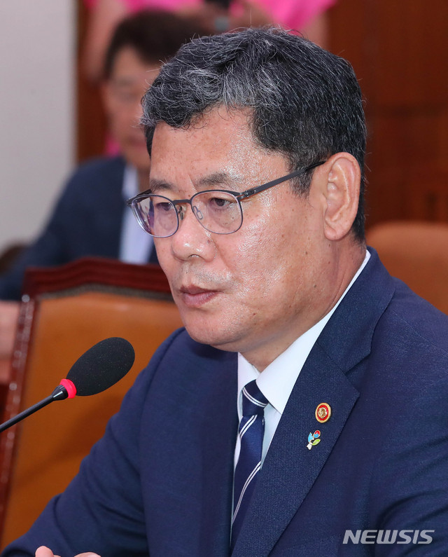 [서울=뉴시스] 장세영 기자 = 북한이 개성공단 내 남북연락사무소를 폭파한 것으로 알려진 16일 오후 서울 여의도 국회에서 열린 외교통일위원회 전체회의에 참석한 김연철 통일부 장관이 굳은 표정으로 의원 질의에 답하고 있다. 2020.06.16.&nbsp; photothink@newsis.com