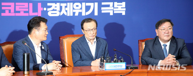 [서울=뉴시스]김선웅 기자 = 이해찬 더불어민주당 대표, 김태년 원내대표, 송영길 국회 외교통일위원장 및 국회 외통위 민주당 의원들이 북한이 개성공단 내 남북연락사무소를 폭파한 16일 오후 서울 여의도 국회에서 긴급 대책회의를 하고 있다. 2020.06.16. mangusta@newsis.com