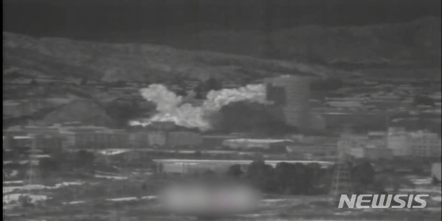 [파주=뉴시스] 북한이 개성공단 내 남북공동연락사무소 청사를 폭파한 것으로 알려진 16일 오후 경기도 파주시 접경지대 군 관측 장비에 남북공동연락사무소 폭파 모습이 담겨 있다. 통일부는 북한이 이날 오후 2시 49분께 남북연락사무소 청사를 폭파했다고 밝혔다. (사진=국방부 제공) 2020.06.16.myjs@newsis.com