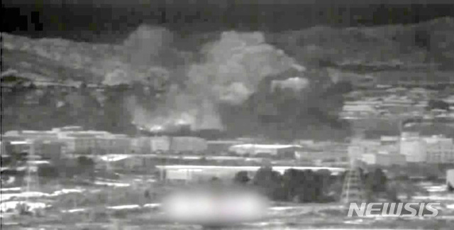 [파주=뉴시스] 북한이 개성공단 내 남북공동연락사무소 청사를 폭파한 것으로 알려진 16일 오후 경기도 파주시 접경지대 군 관측 장비에 개성공단 내 남북공동연락사무소 폭파 모습이 담겨 있다. 통일부는 북한이 이날 오후 2시 49분께 남북연락사무소 청사를 폭파했다고 밝혔다. (사진=국방부 제공) 2020.06.16.myjs@newsis.com